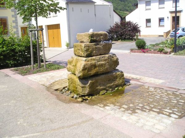 Brunnenanlage aus Kalkstein - Findlingen